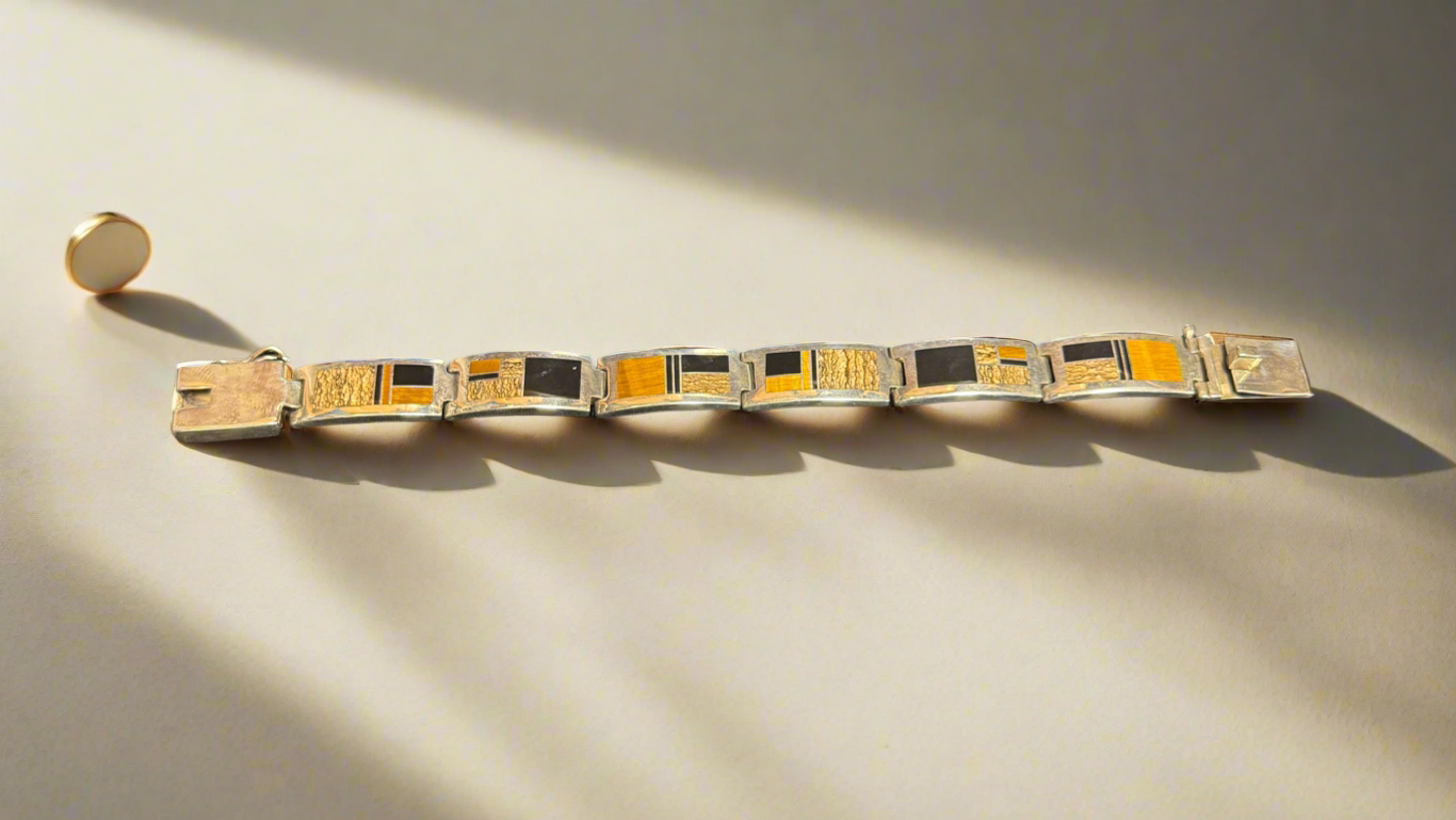Native Earth link bracelet with six links.