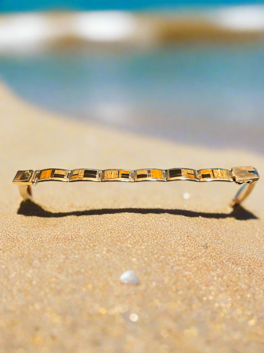 Native Earth link bracelet with six links.